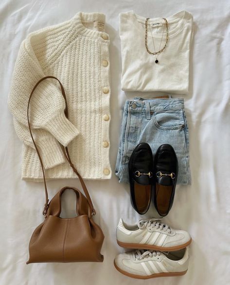 Grandma Aesthetic Outfit, Cream Cardigan Outfit, Cardigan Jeans, Fall Cardigan, Simple Fall Outfits, Cream Cardigan, Autumn Clothes, Minimalist Wardrobe, The Minimalist