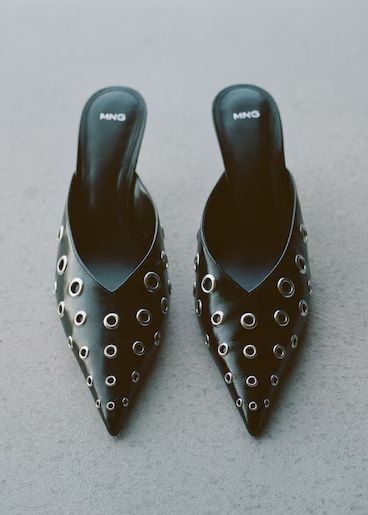 MARIA'S STYLE PLANET: MULES Funky Shoes Outfit, Dark Feminine Shoes, Business Woman Shoes, 2025 Shoes Trends Women, Outfits With Mules Flats, Shoes Photography Creative, Fall Shoes 2024, Outfits With Mules, Formal Shoes Women