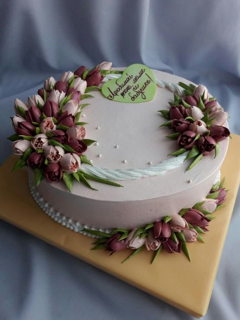 Russian Cake Design, Russian Nozzle Cake Design, Tulip Cake Ideas, Cake With Tulips, Tulip Cake, Buttercream Cake Designs, Fondant Cake Designs, Buttercream Cake Decorating, Elegant Birthday Cakes