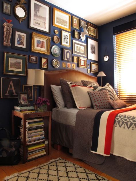 I love the Ivy League prep effect of luxe gold frames against a navy wall. Preppy Pinterest, Masculine Bedroom, Dark Blue Walls, Navy Walls, Decor Ikea, Dekorasi Kamar Tidur, Bedroom Walls, Trendy Bedroom, Bedroom Paint