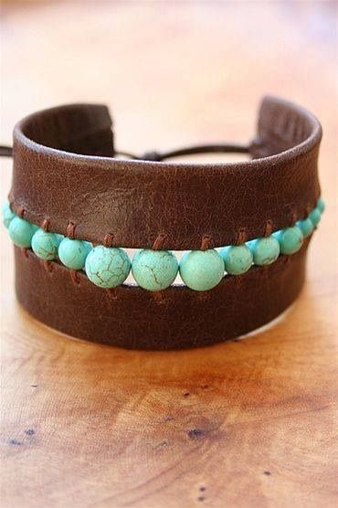 Boho-ish. Boho Leather Bracelet, Leather Travel Accessories, Diy Leather Bracelet, Leather Jewelry Diy, Leather Jewellery, Leather Art, Boho Leather, Leather Cuffs Bracelet, Bracelet Cuff