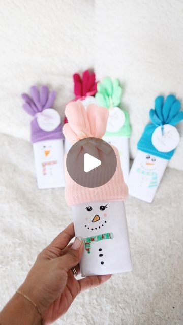 JOCELYN on Instagram: "DIY CANDY BAR SNOWMANS ☃️  Such a fun classmate treat for the holidays! With our favourite chocolate bars (nut free, of course) and some white letter paper, draw on a little snowman face and add gloves as hat to make the cutest snowman.  You can get all items at your Dollarama/DollarTree  To buy gloves in bulk (I needed 20) it was cheaper on Amazon for a pack of 12. I’ll link in stories again!   ☃️SAVE POST TO MAKE LATER ☃️ . . . . . . - #christmas #christmasfinds #dollartree #dollartreefinds #diy #christmasdiy #explore #fyp #diyreel #diychristmasdecor #dollartreehacks #dollartreechristmas #dollartreechristmasdecor #christmas2023 #diycrafts #diydecor #dollartreeaddict #dollarama #dollaramadoesitagain #dollaramachristmasfinds" Snowman Candy Bars With Gloves, Candy Bar Snowman With Glove Hat, Chocolate Bar Snowman Gloves, Snowman Candy Bar Wrappers With Gloves, Candy Bar Snowman With Gloves, Classmate Christmas Gifts Preschool, Chocolate Bar Snowman, Candy Bar Snowman, Snowman Chocolate Bar