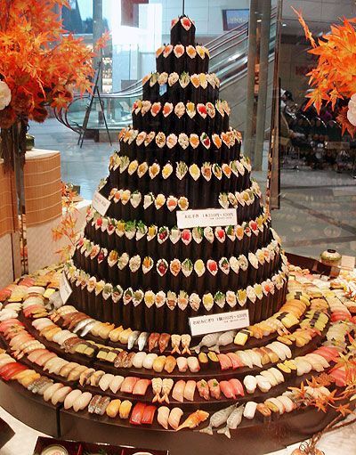 20 Sweet Wedding Sushi Bar and Station Ideas | Hi Miss Puff - Part 2 Event Food Display, Sushi Wedding, Sushi Display, Sushi Catering, Wedding Foods, Wedding Food Stations, Japanese Food Sushi, Sushi Cake, Shinzi Katoh