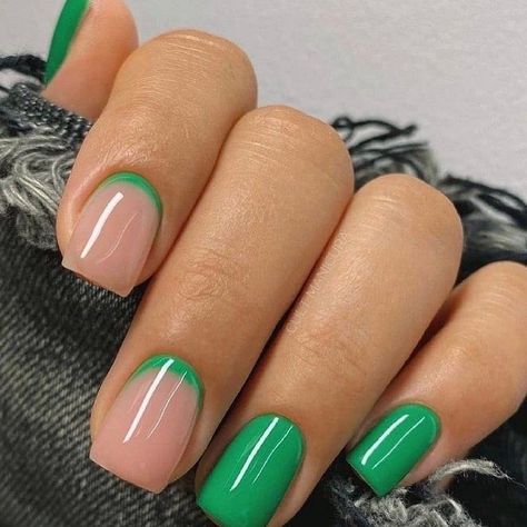 idée french manucure renversée gel vert Her Nails, Summer Nails, A Woman, Nail Polish, Nails, Green, Art