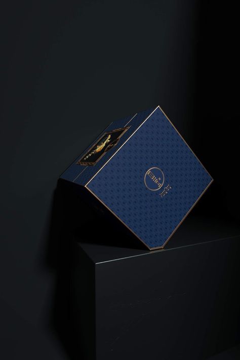 Chocolate Package Design, Blue Packaging Design, Perfume Boxes, Blue Packaging, Boxes Design, Gold Packaging, Luxury Packaging Design, Perfume Box, Cake Boxes