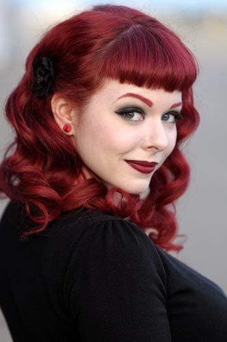 Pinup Bangs, Pin Up Bangs, Cabelo Pin Up, Vintage Hairstyles For Long Hair, Red Bangs, Rockabilly Hair, Rockabilly Pin Up, Pin Up Hair, Long Red Hair