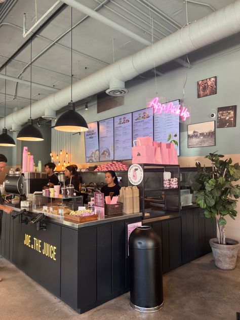 Juice Restaurant Design, Juice Cafe Design, Smoothie Shop Ideas, Smoothie Shop Interior, Smoothie Bar Aesthetic, Juice Bar Exterior Design, Juice Shop Aesthetic, Juice Bar Aesthetic, Joe In The Juice