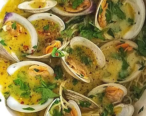 Clams Recipe, Italian Seafood Recipes, Fish Pasta, Mussels Recipe, Seafood Entrees, Oyster Recipes, Yummy Seafood, Italian Appetizers, Pescatarian Recipes