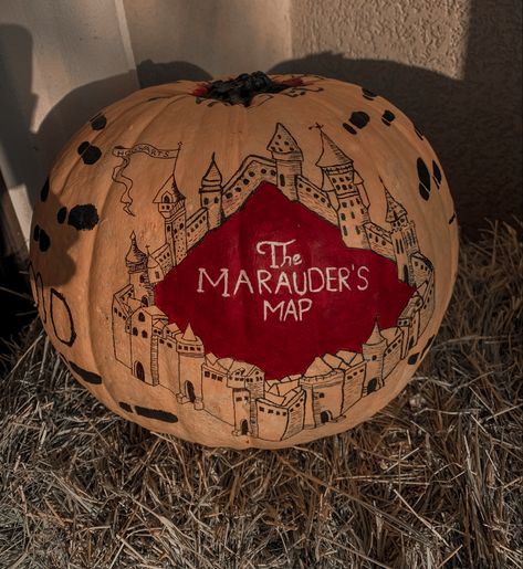 Harry Potter Painted Pumpkins Ideas, Pumpkin Decorating Harry Potter, Painted Pumpkins Harry Potter, Lotr Pumpkin Painting, Marauders Pumpkin Carving, Harry Potter Themed Pumpkins, Harry Potter Pumpkin Painting Ideas, Pumpkin Painting Harry Potter, Hogwarts Pumpkin Painting