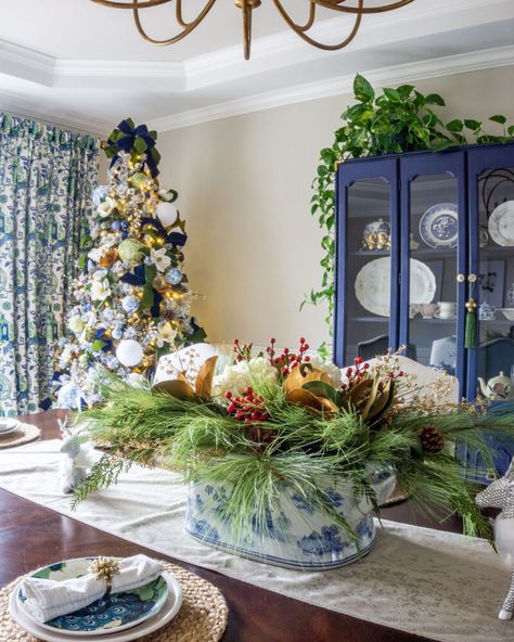 Blue China Christmas Table, Christmas Dining Room Decor Ideas, China Cabinet Styling, Chinoiserie Christmas Decor, Chinoiserie Dining Room, Blue And White Decor, Christmas Urns, First Christmas Tree, Christmas Entry