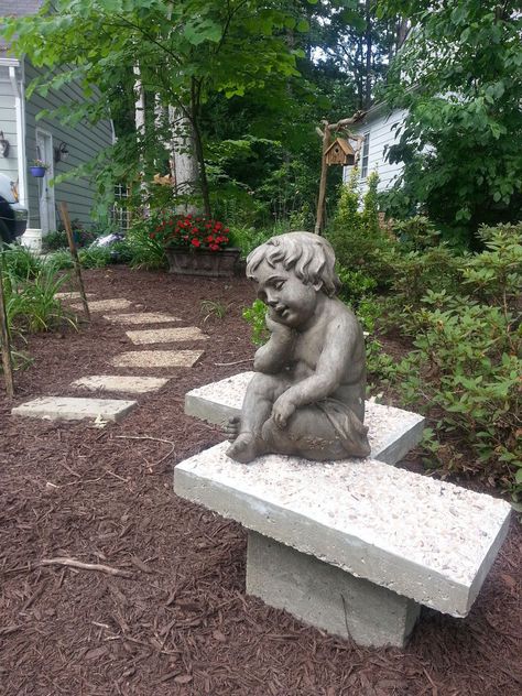 DIY Chevron Inspired Concrete Garden Bench- will try with cinder blocks cemented together Bench Concrete, Backyard Concrete, Concrete Garden Bench, Concrete Yard, Recycled Garden Art, Garden Bench Diy, Garden Globes, Diy Concrete Planters, Concrete Bench