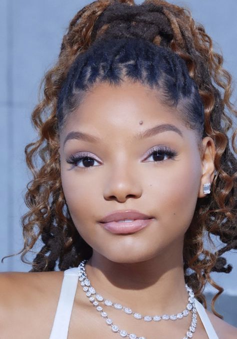 Halle Bailey Hairstyles, Halle Bailey Hair, Chloe Halle, Chloe And Halle, Skin Goals, Brooklyn And Bailey, Mobile Beauty, Chloe Bailey, Chloe X Halle