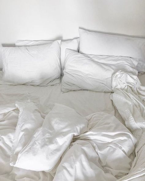 White Sheets, Lazy Days, Decor Minimalist, Aesthetic Bedroom, White Aesthetic, Bedroom Inspo, Esthetician, Cheap Home Decor, House Inspo