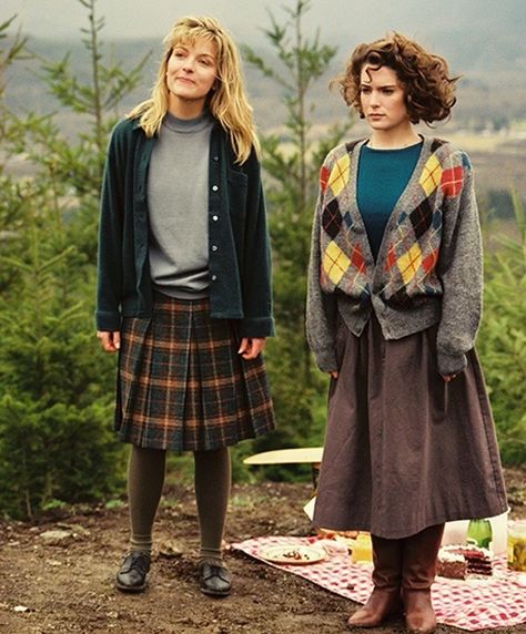 I love the skirt, sweater, and boots on the girl on the right - I only wish my hair did the flyaway thing so gracefully, instead of the goblin child thing it tends to do. ;) Twin Peaks Aesthetic, Twin Peaks Fashion, Twin Peaks Inspired, Fire Walk With Me, Laura Palmer, I Love Cinema, Vintage Skirts, Twin Peaks, Plaid Skirt