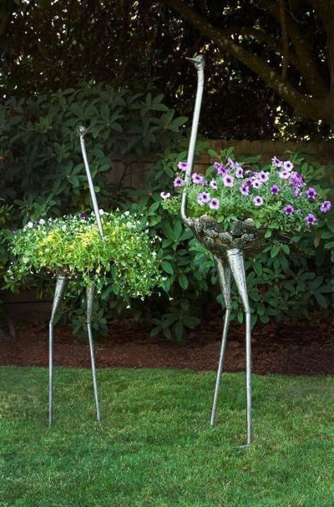 Moderne Have, Garden Art Sculptures Diy, Metal Garden Art, Creative Gardening, Garden Art Sculptures, Garden Art Diy, Recycled Metal, A Metal, The Grass