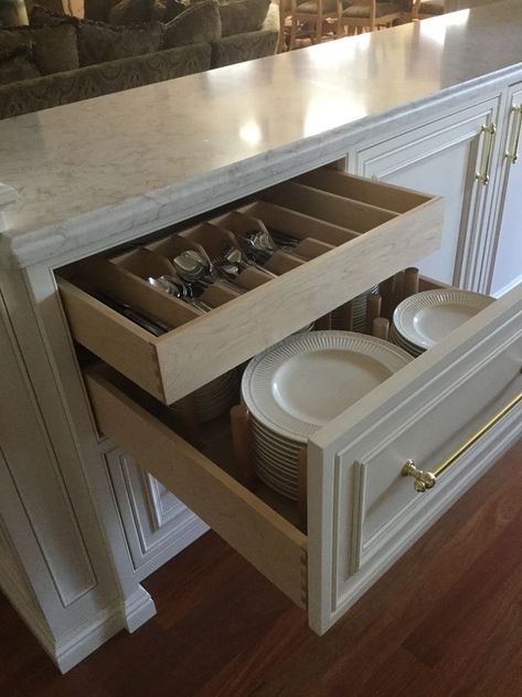 Plates In Drawers Kitchen Cabinets, Drawer For Plates And Bowls, Cape Kitchen, Man Kitchen, Dish Drawers, Kitchen Cabinet Organization Ideas, Silverware Drawer, Cutlery Drawer, Classic White Kitchen