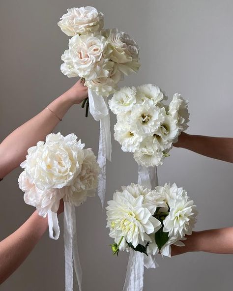 Minimalistic Bouquet, Botanica Wedding, Pretty Bouquets, Prettiest Bouquet, Peony Bouquet, Wedding Florals, Bride Bouquets, White Decor, Backyard Wedding