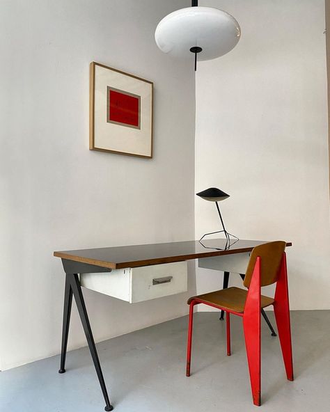 Desk Interior, Red Desk, Living Room Styles, Room Styles, Work Spaces, Black Desk, Office Table, Interior Wall, Interior Walls