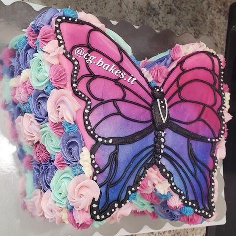 Buttercream butterfly cake Butterfly Cake With Flowers, Butterfly Cake Recipe, Butterfly Garden Cake Ideas, Princess Butterfly Cake, Strawberry Butterfly Cake, Butterfly Shaped Cakes, Butterfly Unicorn Cake, How To Make A Butterfly Cake, Butterfly Shaped Cake Ideas