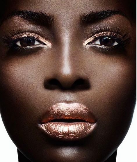 Lip Makeup Black Women, Pics Of Black Women, Trucco Smokey Eye, Rose Gold Eye Makeup, Bronze Eye Makeup, Rose Gold Eyeshadow, Bronze Eyeshadow, Bright Lipstick, Makeup Brushes Guide