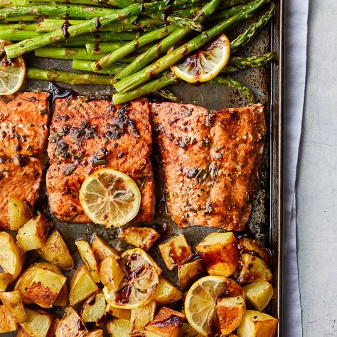 Rosemary Roasted Salmon with Asparagus & Potatoes Salmon Roasted Potatoes, Salmon Receipts, Salmon Dinners, Salmon Potatoes, Roast Salmon, Sunday Dinner Ideas, Pan Salmon, Pan Cooking, Sunday Dinners