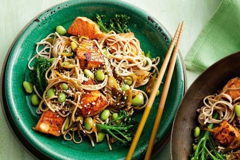 Dinner is ready in a flash with this wok-fried salmon and soba noodle recipe. Staple Meals, Sesame Salmon, Soba Noodles Recipe, Delicious Noodles, Soba Noodle, Easy Japanese Recipes, Bulgogi Beef, Fried Salmon, Healthy Salmon