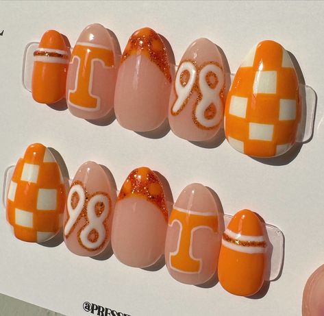 It’s gameday for @vol_football! 🧡🏁 custom nails are the best accessory to complete your gameday outfit & show your support for your team!🤩🏈 Products used: @esvynails XS almond gel tips, @beetlesgelpolish b072 & b522, @modelones 0296, @mpa_onlinestore gel art palette, @by.chloenails glossy top coat✨ @pressedbymakk luxury press on nails are all hand painted and custom just for you. They last 2+ weeks and are even reusable! Check out my website PressedByMakk.com or send me a message to start y... Tennessee Vols Nails Ideas, Game Day Nails Football, Byu Football Nails, Vols Nails Tennessee, Byu Nails, University Of Tennessee Nails, Tennessee Football Nails, Tennessee Vols Nails Designs, Fall Football Nails