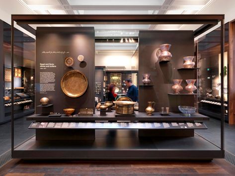 The British Museum – Albukhary Foundation Gallery - Projects - Goppion Display Case Ideas, Museum Display Cases, Museum Display, Museum Interior, Museum Exhibition Design, Museum Design, Display Showcase, Showroom Interior Design, Museum Displays