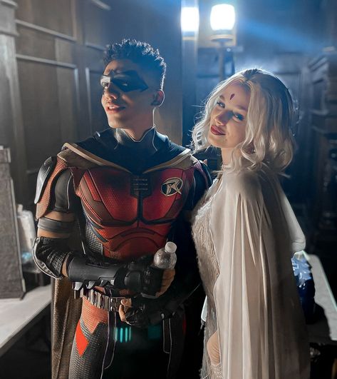 Raven And Robin, Titans Season 4, Teagan Croft, Dc Titans, Robin And Raven, Titans Tv Series, Teen Titans Fanart, Arrow Tv, Teen Titan