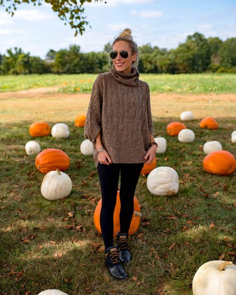 My favorite stylish all-weather boots Duck Boots Outfit Fall Leggings, Black Sperry Duck Boots Outfit, Short Rain Boots Outfit Winter, Black Duck Boots Outfit, Sperry Rain Boots Outfit, Duck Boots Outfit Rainy Day, Sperry Boots Outfit, Short Rain Boots Outfit, Ankle Rain Boots Outfit