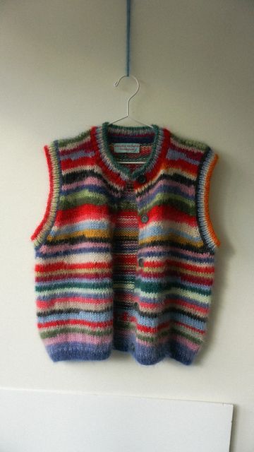 Cool Knitwear, Scrap Yarn Knitting, Vest Knit Pattern, Knitted Vest Pattern, Knit Vest Pattern Free, Knitted Vests, Vest Pattern Free, Crochet Sweater Vest, Knitted Sweater Vest