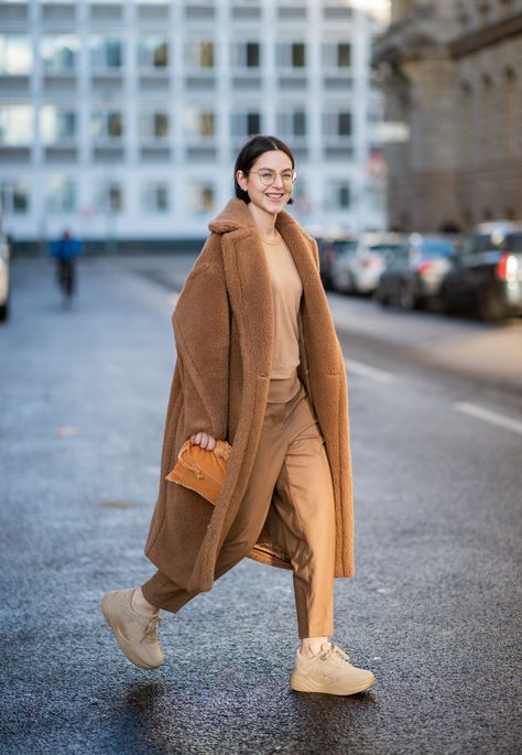 Max Mara Teddy Coat, Teddy Coat Outfit, Chanel Tweed Jacket, Fall Fashion Coats, Burberry Classic, Colour Trends, Beige Outfit, Looks Street Style, Teddy Coat