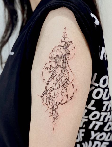 Jellyfish Tattoos: Meaning And Tattoo Ideas – Self Tattoo Hip Jellyfish Tattoo, Jellyfish Turtle Tattoo, Ocean Filler Tattoo, Medusa Jellyfish Tattoo, Shoulder Jellyfish Tattoo, Living Water Tattoo, Jellyfish Hand Tattoo, Side Tattoo Ideas Female, Jellyfish Tattoo Back