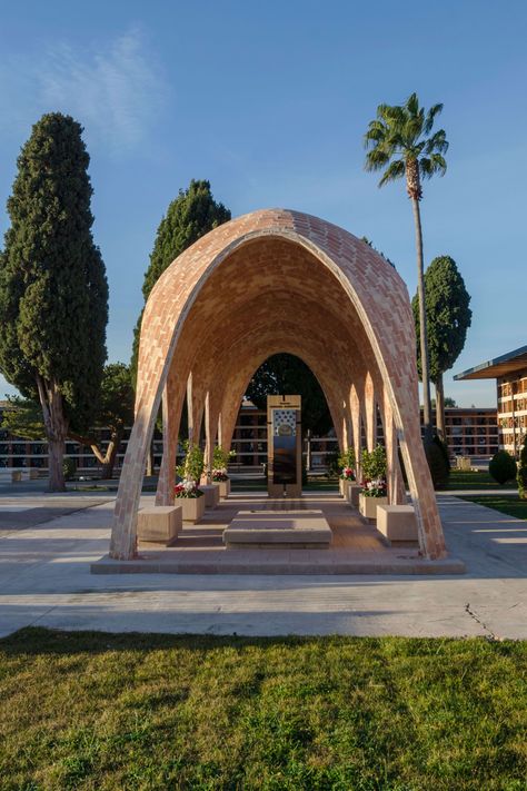 Camilla Mileto & Fernando Vegas López-Manzanares · Mortuary Chapel for the Soriano-Manzanet Family Institutional Architecture, Modernist Architects, Architecture Building Design, External Lighting, Vaulting, Public Art, Contemporary Architecture, Architecture Building, Building Design