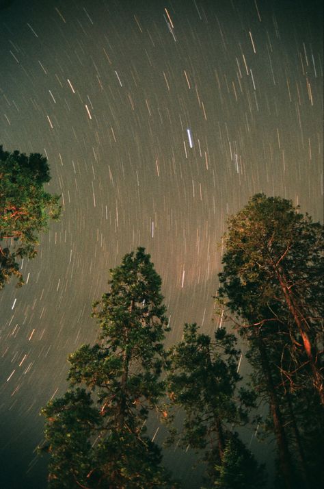 Stars, film photography, photography Star Long Exposure, Long Exposure Aesthetic, Star Trail Photography, Long Exposure Photography Ideas, Long Exposure Photography Night, Long Exposure Stars, Long Exposure Light Photography, Long Exposure Portrait, Star Trails Photography