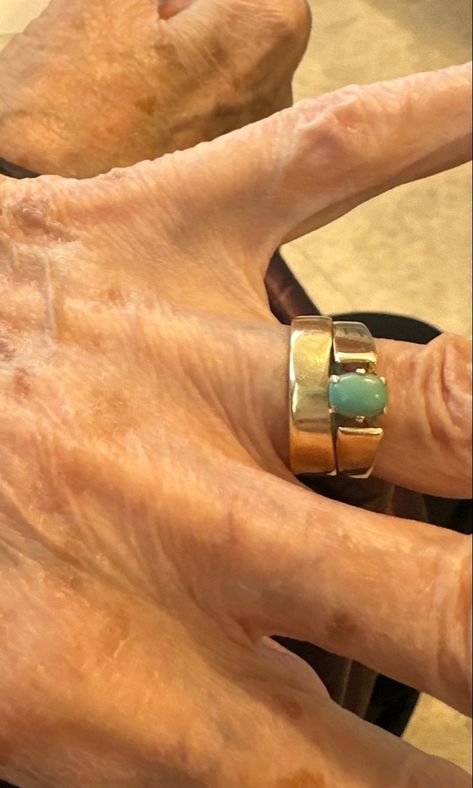 I love this ring, i think it is from rhe 60s or 70s 70s Wedding Ring, 70s Engagement Ring, 70s Wedding, S Ring, Dream Engagement Rings, Dream Engagement, 60s Fashion, Jewelry Inspiration, Gold Ring