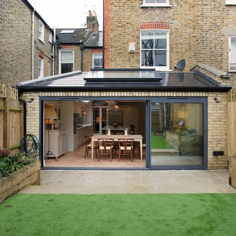 This beautiful Wandsworth kitchen extension is perfect for summer entertaining.⠀ Wraparound Extension, Terrace Extension, Small House Extensions, Terrace Roof, Side Return Extension, Single Storey Extension, House Extension Plans, Victorian Terrace House, Side Return