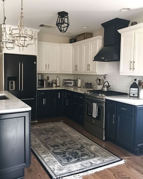 Woman creates a two-tone effect by painting the upper and lower kitchen cabinets in contrasting colors. Her makeover is beautiful Black Lower Cabinets White Upper, Old Kitchen Cabinet Makeover, Lower Kitchen Cabinets, Black Lower Cabinets, Update Kitchen Cabinets, Two Tone Kitchen Cabinets, Kitchen 2024, Old Kitchen Cabinets, Dark Countertops