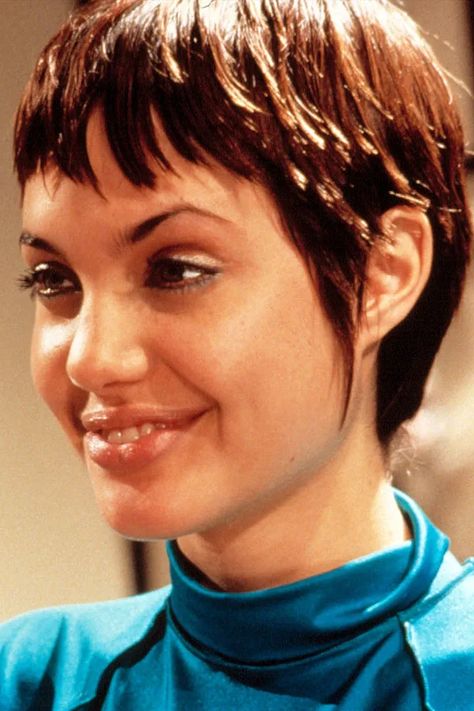 Angelina Jolie Before and After - The Skincare Edit Angelina Jolie Hackers, Angelina Jolie Short Hair, Angelina Jolie Hair, John Voight, Angelina Jolie 90s, Black Wavy Hair, Short Hair With Bangs, Pixie Hairstyles, Angelina Jolie