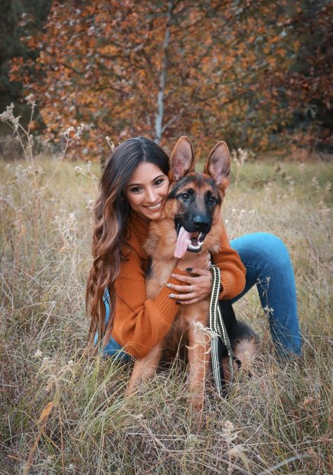 German Shepard Photoshoot, Fall Dog Photoshoot With Owner, Pictures With Dogs Ideas, Whiskey Photoshoot, Dog And Owner Photography, Dog Owner Photoshoot, Golden Retriever Accessories, Dogs Photoshoot, Pictures With Dogs