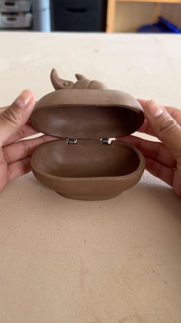 Marcia Selleri on Instagram: "I love to share with you, my passion for making ceramic jewelry boxes. You just need to carefully attach the hinges and then test the lid. It’s a delicate but rewarding process that I enjoy very much; I hope that this reel inspires you to create your own beautiful boxes. ✨Thank you for watching and please leave a comment telling me what you want to see next, maybe a jewelry box with dancing beetles? 😆 For people who ask for more moth jewelry boxes, they are coming 😻. . . . #handbuiltceramics #ceramicart #marselbottega" Pottery Jewelry Box Ideas, Ceramics Box With Lid, Ceramic Hinge, Hinges Diy, Moth Jewelry, Ceramic Jewelry Box, Clay Box, Ceramic Box, Clay Pendants