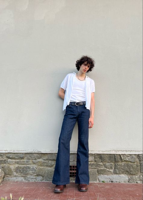 70s Jeans Aesthetic, Bell Bottoms Men Outfit, 70d Mens Fashion, Flared Bootcut Jeans Outfit, Flair Pants Outfit Men, 70s Bell Bottoms Outfits Men, 70s Flares Outfit, Bellbottom Jean Outfits Men, Bootcut Jeans Outfit Aesthetic Men