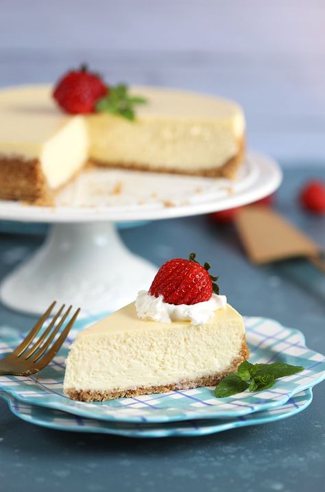 Super easy New York Cheesecake recipe made from scratch! Simple and fool proof, this is the BEST cheesecake recipe ever. Rich, creamy and perfect every time! Plaid Plate, Best New York Cheesecake, New York Cheesecake Recipe, Spring Form, Homemade Hot Fudge, New York Style Cheesecake, Stuffed Cabbage, Best Cheesecake, Salty Cake