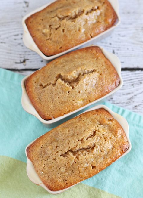 When life gives you a boatload of bananas, you make mini banana bread loaves! This recipe only takes 30 minutes to bake and leaves delicious and moist mini quick-bread. Holiday Baking Bread, Mini Loaf Banana Bread Recipe, Mini Banana Bread Loaves, Banana Bread Loaves, Mini Banana Bread, Mini Bread Loaves, Banana Bread Loaf, Baking Breads, Banana Nut Bread Recipe