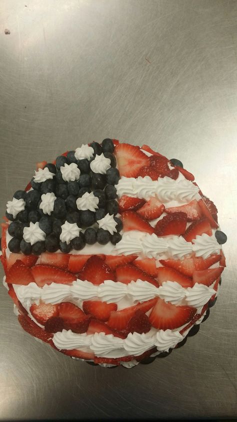 Round Flag Cake, American Flag Cake Fruit, American Flag Cake Ideas, Flag Cake With Fruit, Strawberry Cake Decorations, Usa Cake, American Flag Cake, Pull Aparts, Olympics Party