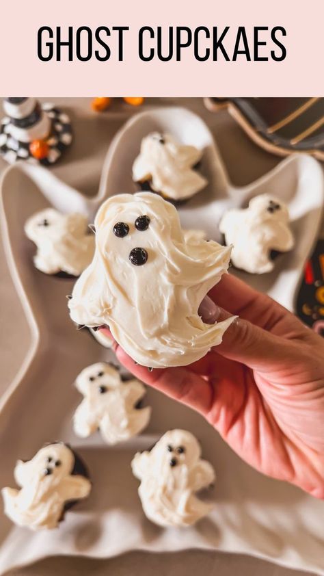 GHOST CUPCAKES! 👻 I think these little ghosts turned out SO cute!!! All you need are a few ingredients to make these at home… plus they are super simple to make!! 🙌👻 Ingredients: - white cake box mix - cupcake liners - aluminum foil - Phillsbury vanilla ready to use frosting bag - black gel decorating icing Directions: 1. Make white cake box according to package directions 2. Line cupcake tray with cupcake miners and fill 2/3 of the way with batter. 3. Place 4 small balls of aluminum foil Halloween Party Cupcakes, Ghost Muffins, Halloween Themed Cupcakes Easy, Cute Ghost Cupcakes, Ghost Cupcakes Halloween, Boo Cupcakes, Ghost Shaped Cupcakes, Ghost Treat Cups, Cupcake Ghost Cake