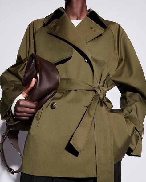 Short Trench Coat Outfit, Casual Trench Coat Outfit, Short Trench Coat Women, Cos Shorts, Trench Outfit, Relaxed Blazer, Cropped Trench Coat, Green Trench Coat, Khaki Trench Coat