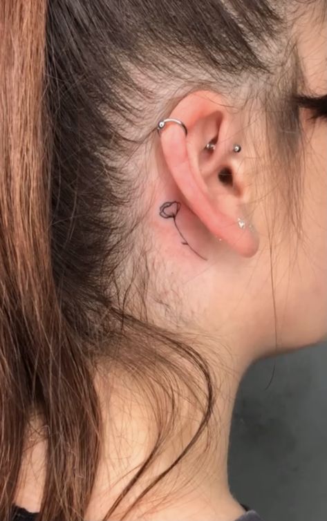 Behind Ear Poppy Tattoo, Poppy Behind The Ear Tattoo, Flower Tattoo On Ear, Poppy Flower Tattoo Behind Ear, Poppy Tattoo Behind Ear, Behind Ear Flower Tattoo, Flower Tattoo Behind The Ear, Tattoo Oreille, Tattoo Behind The Ear