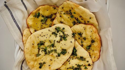 Flatbread Toppings, Crispy Flatbread, Healthy Chips, Cheese Flatbread, Cottage Cheese Recipes, Sandwich Fillings, Famous Recipe, Flat Bread, 2 Ingredient