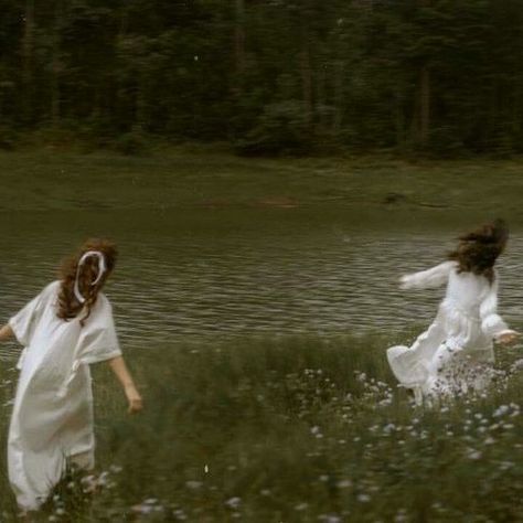 𝒍𝒆𝒕𝒔 𝒓𝒖𝒏𝒂𝒘𝒂𝒚 The Grass, Taylor Swift, Swift, A Woman, White Dress, Trees, Running, Water, Dresses